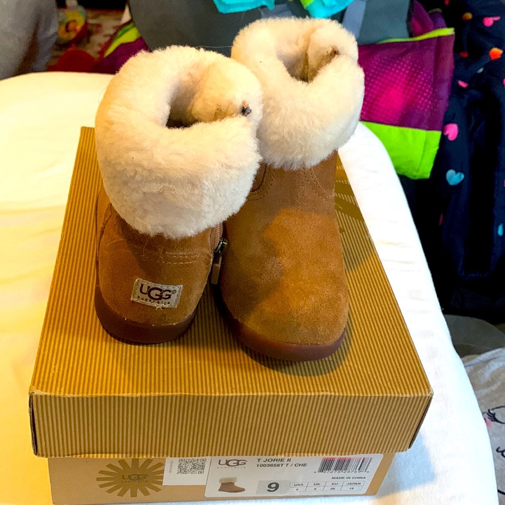 EUC Uggs size 9